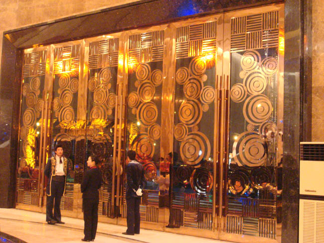 酒店大門(mén)